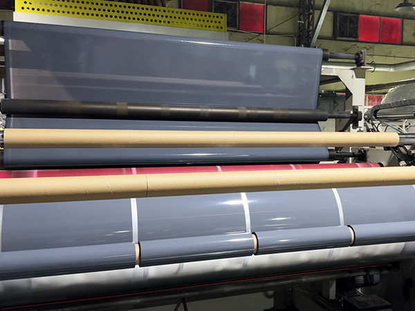 灰色缠绕膜生产实拍