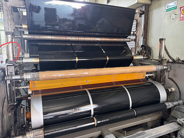 黑色缠绕膜生产过程实拍